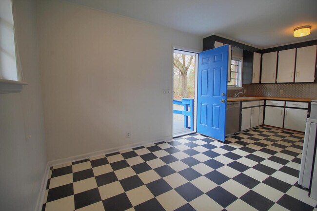 Building Photo - Beautiful 3 Bedroom 1.5 Bath Home Availabl...