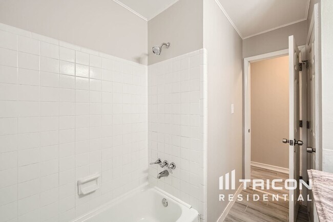 Foto del edificio - 5313 Larewood Dr