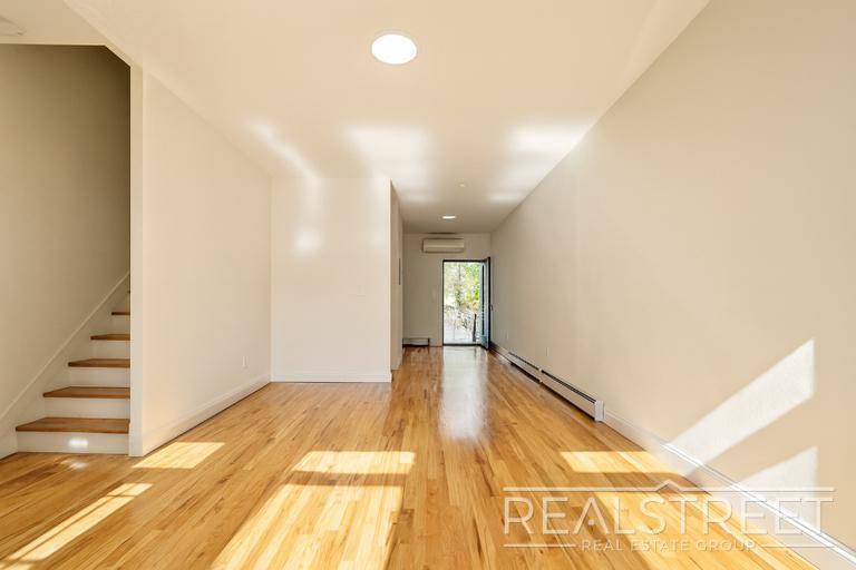 Foto principal - Charming 2 Bed 1.5 Bath Upper Duplex in Bu...