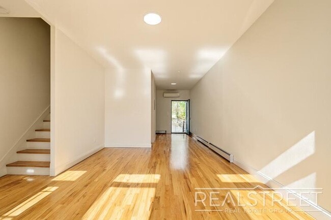 Building Photo - Charming 2 Bed 1.5 Bath Upper Duplex in Bu...