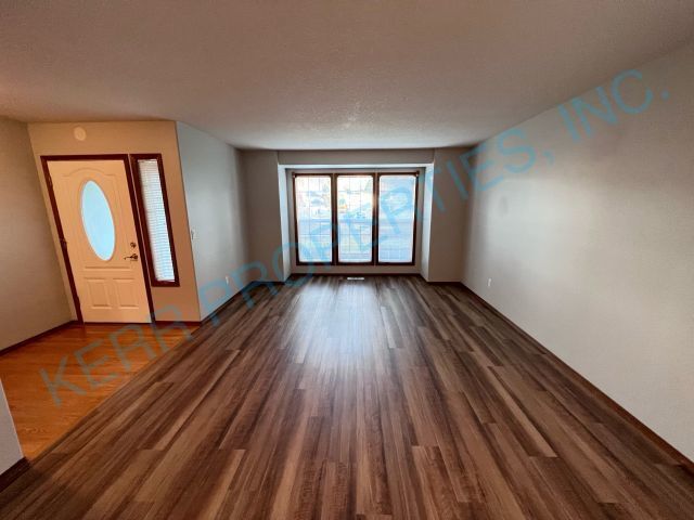 Building Photo - 3 Bd / 2 Bth - Jacuzzi Tub - Gas Fireplace...