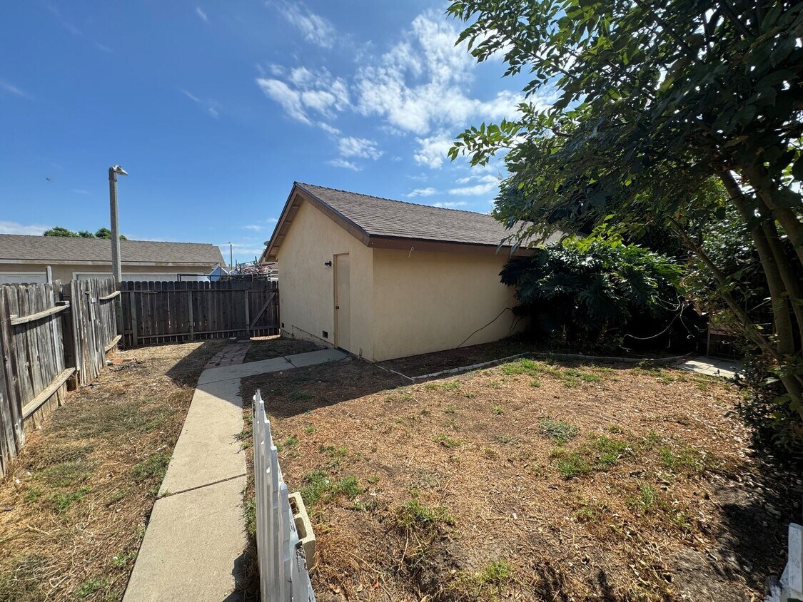 Building Photo - 8820-8822 N Bank Dr