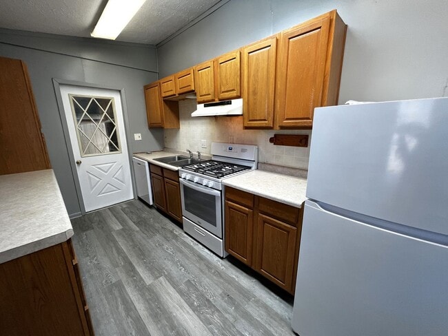 Building Photo - 3BR 1bath House - Available Mid October 2025