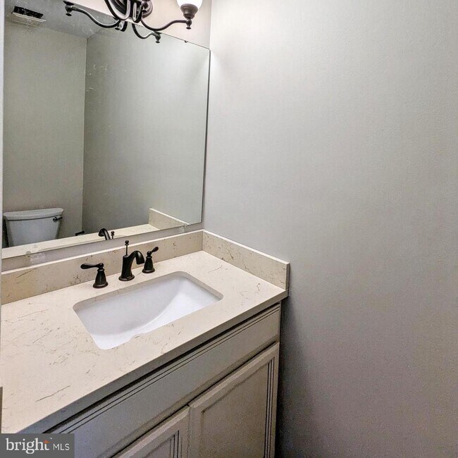 Foto del edificio - 54 Piccadilly Cir