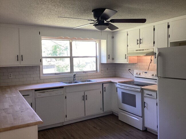 Building Photo - 3 Bdrm Home In Harrison