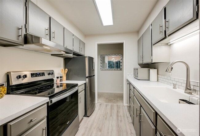 Building Photo - Beautiful 2 bed, 1 bath Shoreline Condo, $2000/mo.