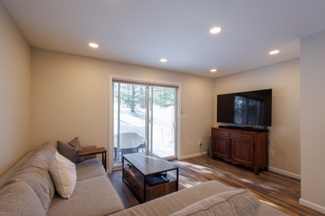 Building Photo - 301 Alexandra Ct