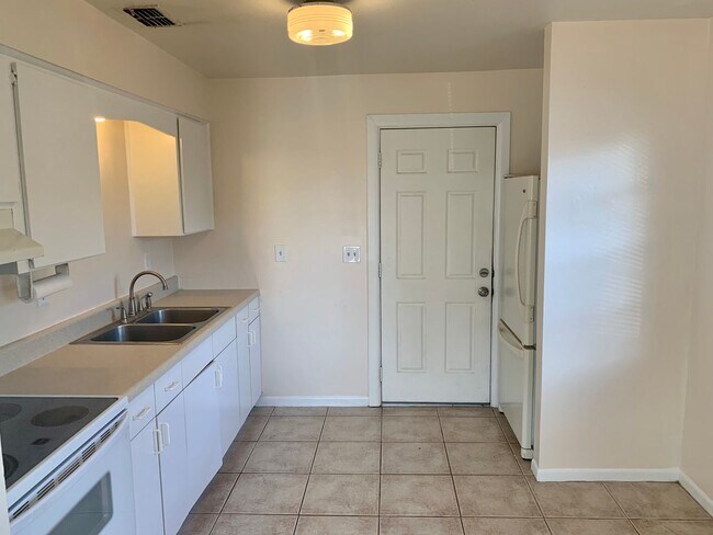 Building Photo - FANTASTIC LOCATION! 2 BEDROOM 1 BATH DUPLE...