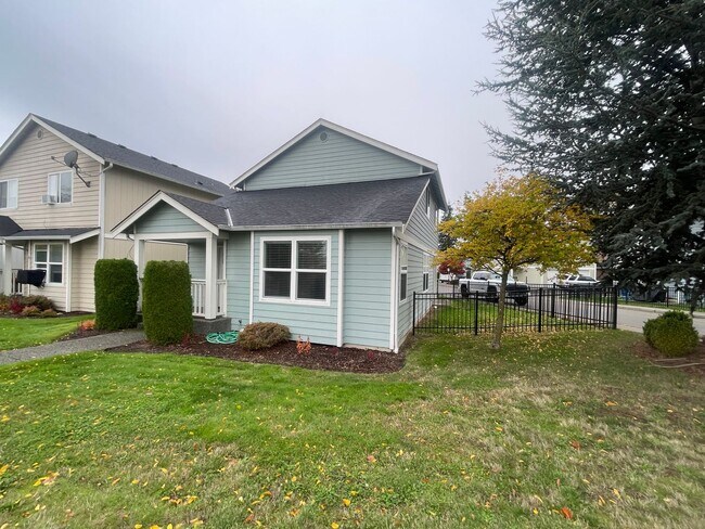 Building Photo - 2 story 3 bedrooms and  2 1/2 bath!