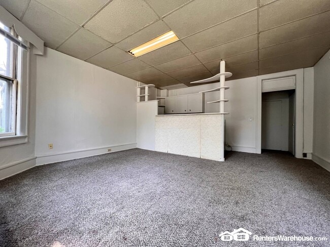Building Photo - 1326 E 9th St