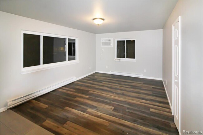 Foto del edificio - 24024 Hall Rd