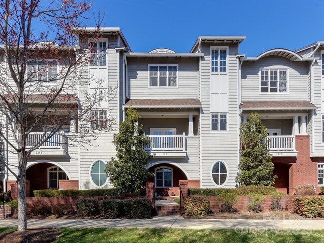 Photo - 2228 Lyndhurst Ave Townhome