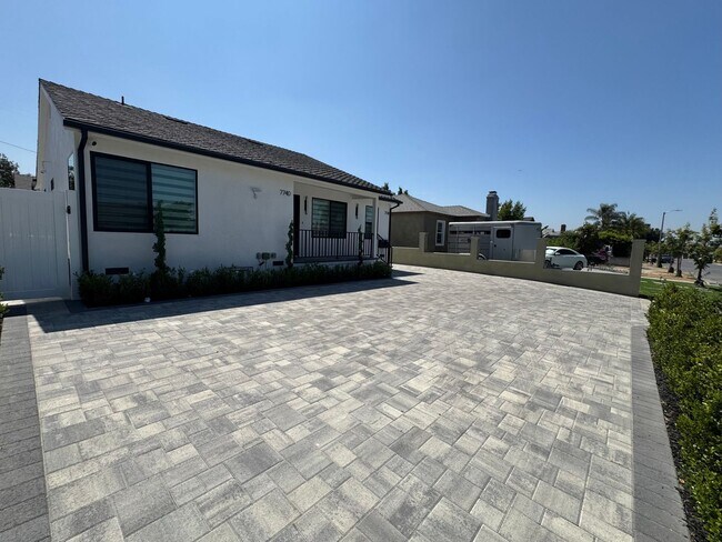 Building Photo - Newly Remodeled 3 Bed / 1.5 Bath Front House of Duplex