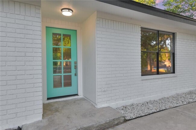 Building Photo - 1105 Serenada Dr