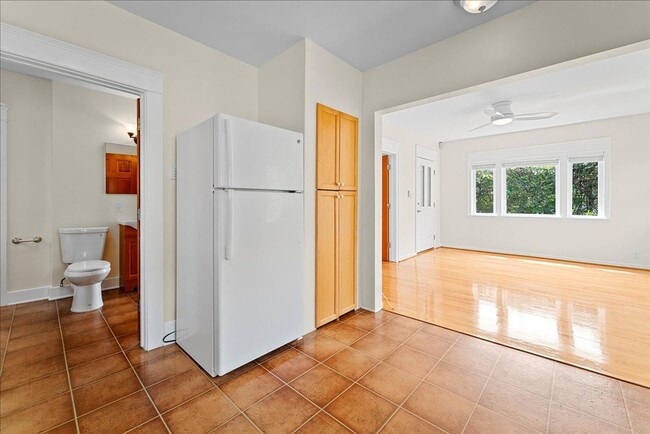 Building Photo - Cottage Style Apartment - Two blocks from ...