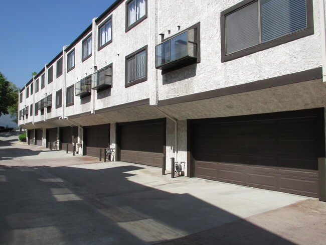 Foto del edificio - 452 W Huntington Dr