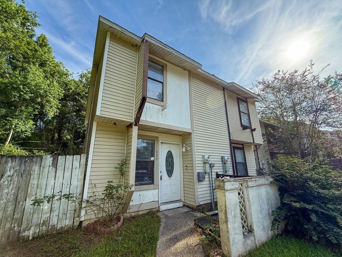 Foto principal - Completely remodeled 2 bedroom 1.5 bath to...
