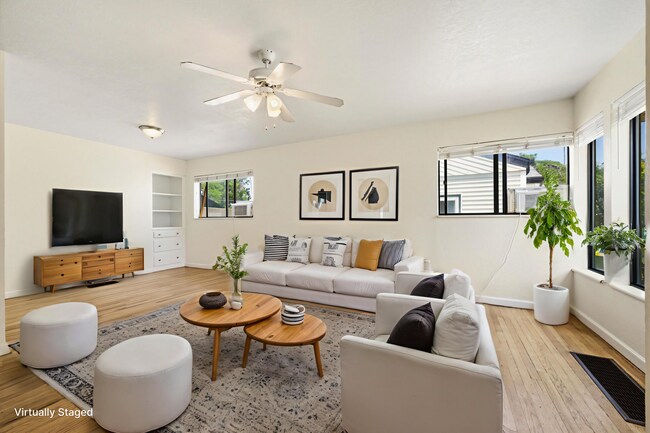 Foto del edificio - Spacious 3 Bedroom Home | 2 Bonus Rooms, Huge Yard & Detached 2-Car Garage
