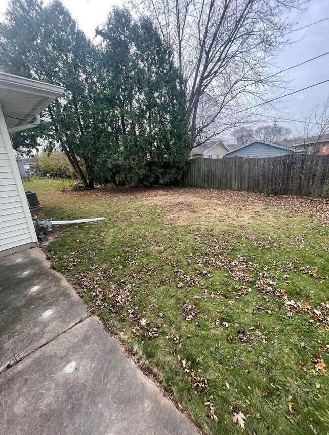 Building Photo - 2 bed, 2 bath, duplex across from park. Ap...