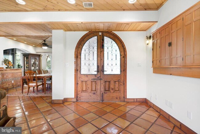 Foto del edificio - 12330 Potomac View Rd