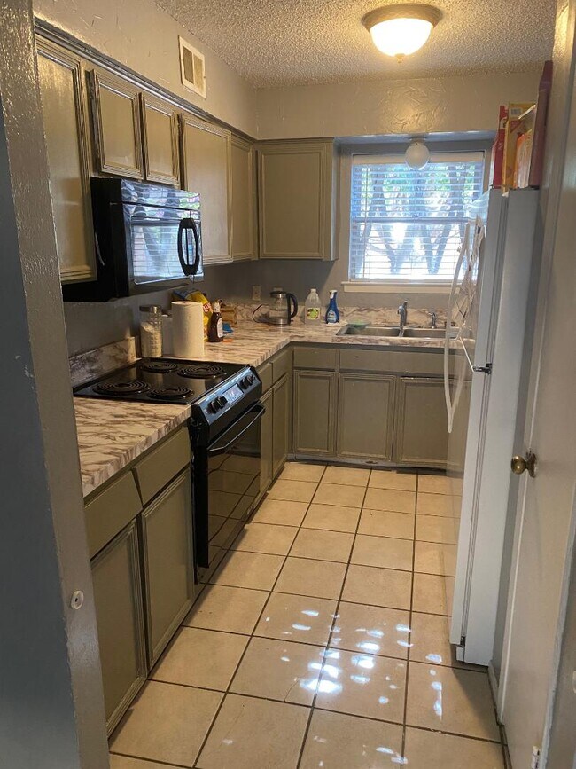 Building Photo - 1704 Willow Ln