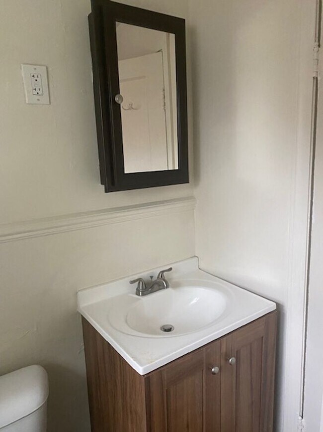 Building Photo - $850 North Hill  upper apartment of the du...