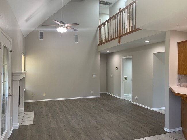 Building Photo - Spacious 4-bedroom home offers an easy com...