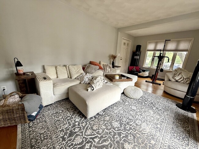 Building Photo - 15 Putnam St