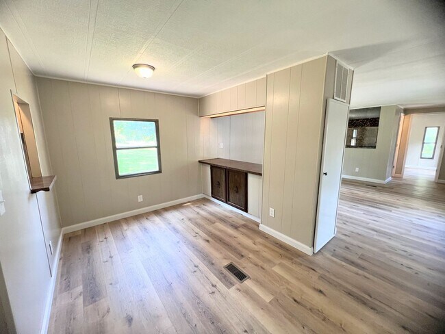 Building Photo - Newly Renovated Trailer