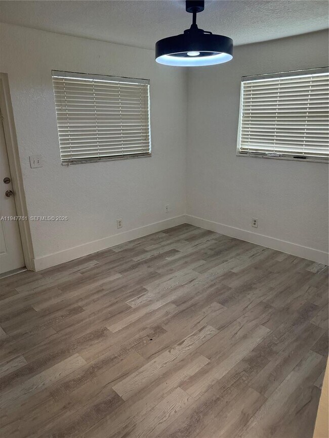 Foto del edificio - 5833 NW 22nd Ct