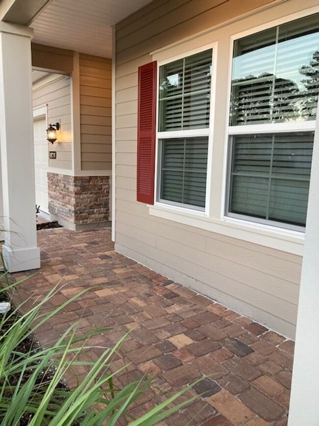 Building Photo - Comfortable 3 Bedroom Home With Great Outd...