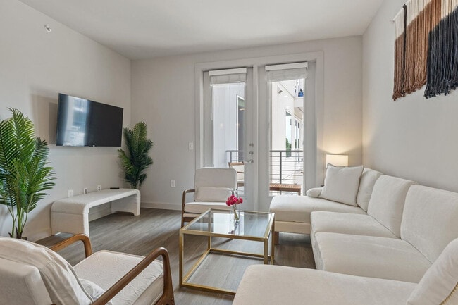 Foto del edificio - 5820 1/2 Cameron Road-SI FL2-ID1303392P