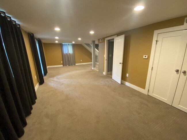 Building Photo - Renovated 1 Bedroom/ 1 Bath Basement Apart...