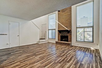 Building Photo - 13948 Hollowgreen Dr