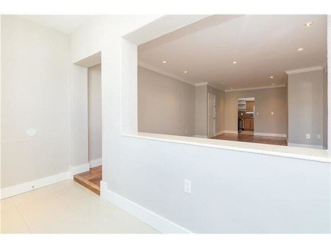 Building Photo - 2850 Pine Tree Dr