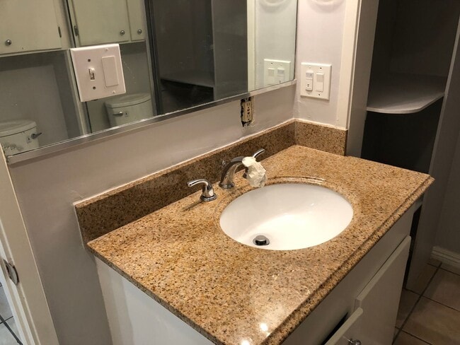 Building Photo - Studio Apartment - North Hollywood -Move I...