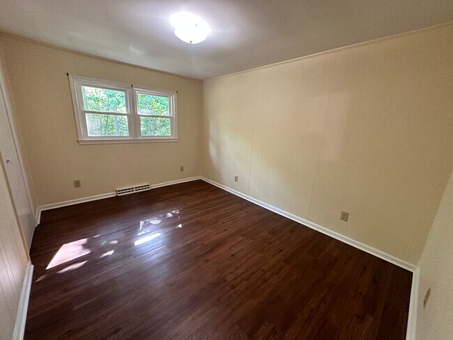 Foto del edificio - 3-Bedroom Home in Private Setting Minutes ...