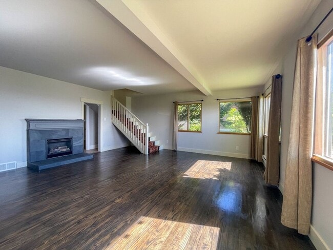 Building Photo - 3Bd/2Ba Shoreline House