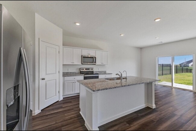 Building Photo - 27235 Blue Pool Dr