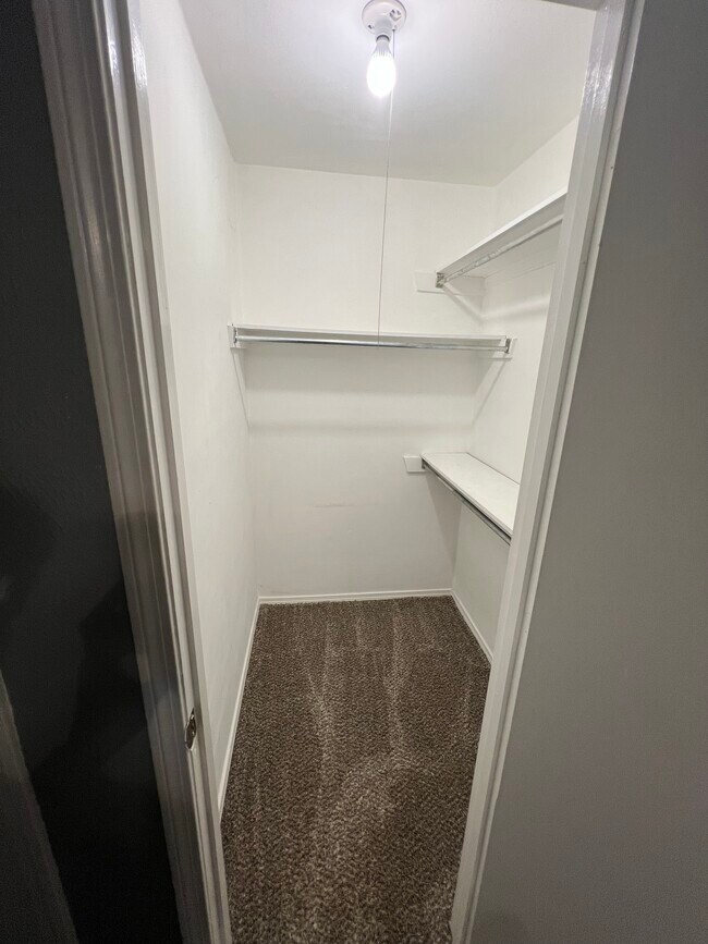 Foto del edificio - 2103 Heather Hill Ln