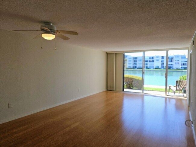 Foto del edificio - 7560 Bay Island Dr S