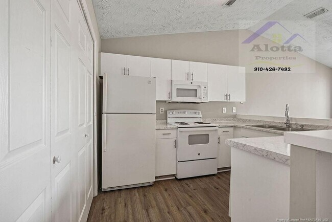 Foto del edificio - 6800 Willowbrook Dr