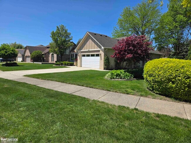 Foto del edificio - 52843 Deerwood Dr