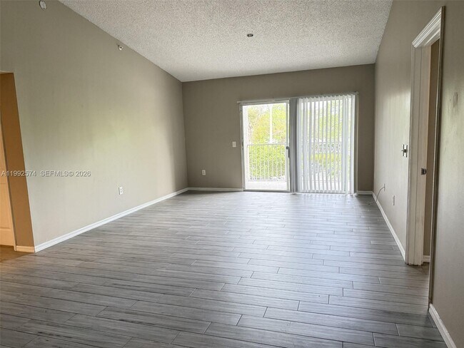 Foto del edificio - 5015 Wiles Rd