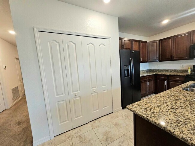 Building Photo - 3050 Beacon Dr