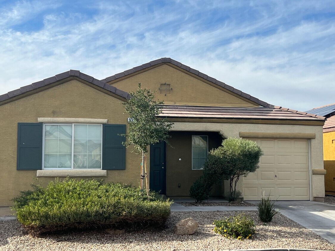 Primary Photo - 2 Bed 1 Den 2 bath single story