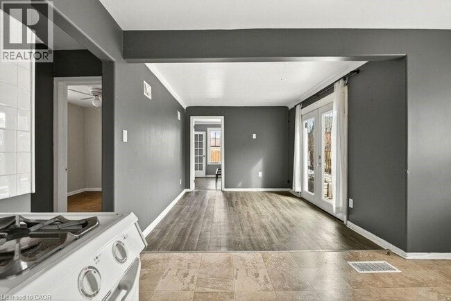 Building Photo - 66 Queen St S