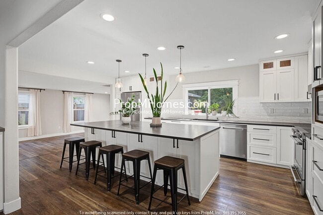 Building Photo - Beautifully Updated 4 Bedroom Home in Hillsboro!