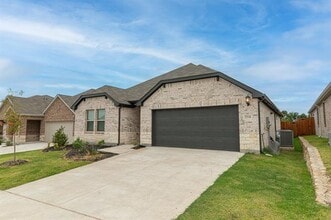 Building Photo - 2210 Gustavus Dr