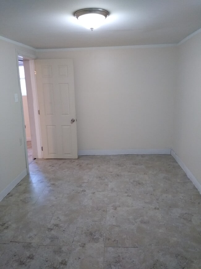 Building Photo - 1137 S Mason Ave